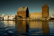 Architektura kołobrzegu ze statku. Port morski.