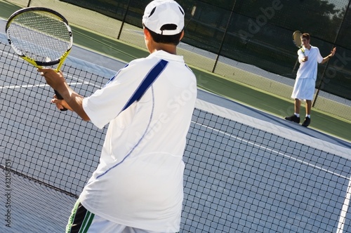 Foto: Two Tennis Players Competing Two Tennis Players Competing