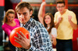 Freunde beim Bowling in Bowlingbahn