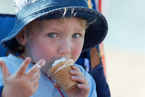 Photo: zweijähriger Junge beim Eis essen zweijähriger Junge beim Eis essen