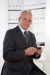 alter geschäftsmann mit Telefon