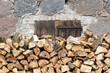 Holzstapel vor Tür