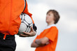 junge fußballspieler mit ball