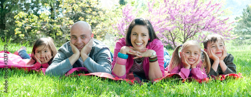 Foto: Happy family lying on a blanket Happy family lying on a blanket