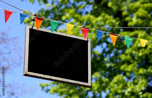 Foto: Schild gerahmt mit Fähnchen und Wimpel an der Leine Schild gerahmt mit Fähnchen und Wimpel an der Leine