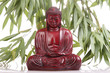 statuette bouddha assis en bois rouge et bambous