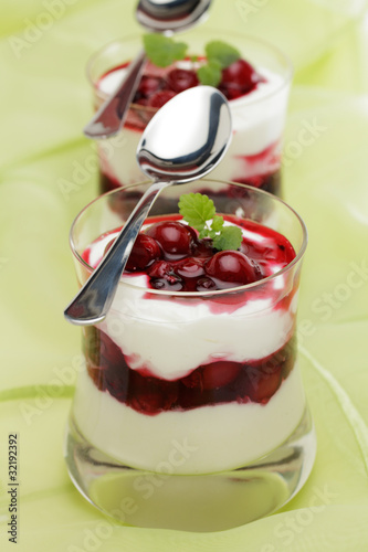Photo: Quark mit roter Grütze Quark mit roter Grütze