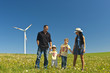 Familie und Kinder draussen vor einem windrad