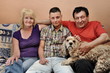 Familie auf Sofa mit Hund