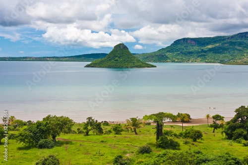Photo: pain de sucre, baie de Diégo-Suarez, Madagascar pain de sucre, baie de Diégo-Suarez, Madagascar