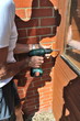 homme bricolant