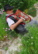 homme senior jouant de l'accordéon