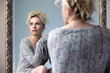 femme blonde devant miroir