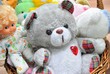 Cesto con orsacchiotti di peluche e bambole