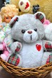 Cesto con orsacchiotti di peluche e bambole