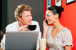 Foto: Paar im Kaffee mit Laptop und Mobiltelefon Paar im Kaffee mit Laptop und Mobiltelefon