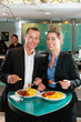 Paar beim Mittagsimbiss Currywurst