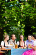 Im Biergarten - Freunde am Biertisch