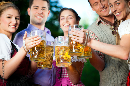 Foto: Im Biergarten - Freunde trinken Bier Im Biergarten - Freunde trinken Bier