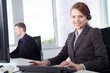 Mitarbeiterin im Callcenter lächelt freundlich mit Head Set Mitarbeiterin im Callcenter lächelt freundlich mit Head Set