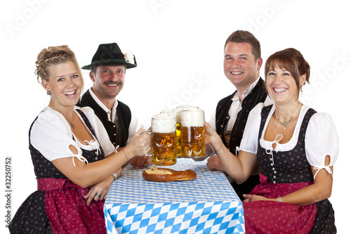 Foto: Bayrische Mädchen und Männer trinken Oktoberfest Maß Bier Bayrische Mädchen und Männer trinken Oktoberfest Maß Bier