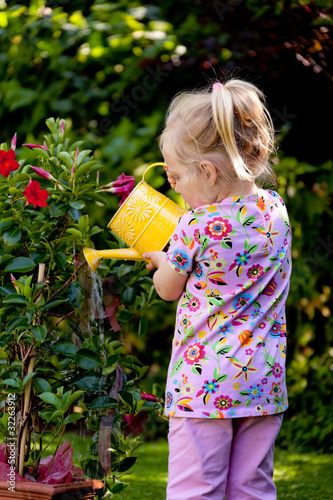 Photo: Kind mit Gießkanne Kind mit Gießkanne