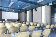 stanza con scermo bianco e tante sedie