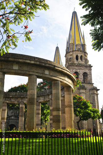 Foto: Rotunda and Guadalajara Cathedral, Mexico Rotunda and Guadalajara Cathedral, Mexico