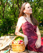 jeune femme dans un jardin