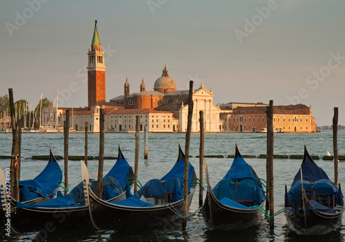 Photo: Gondeln am Canal Grande und Basilika San Giorgio Maggiore Gondeln am Canal Grande und Basilika San Giorgio Maggiore