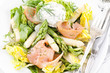 Salat mit Spargel und Lachs