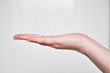 Hand auf neutral-grau Hintergrund Hand auf neutral-grau Hintergrund