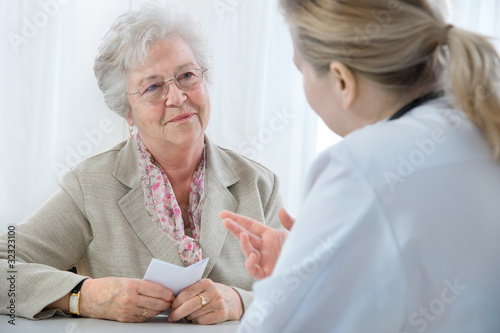 Foto: doctor explaining diagnosis to his female patient doctor explaining diagnosis to his female patient