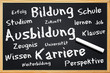 Tafel mit Schrift rund ums Thema Bildung