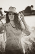 Foto: ragazza in campagna con il cappello ragazza in campagna con il cappello