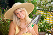 Junge Frau mit Gartenwerkzeugen