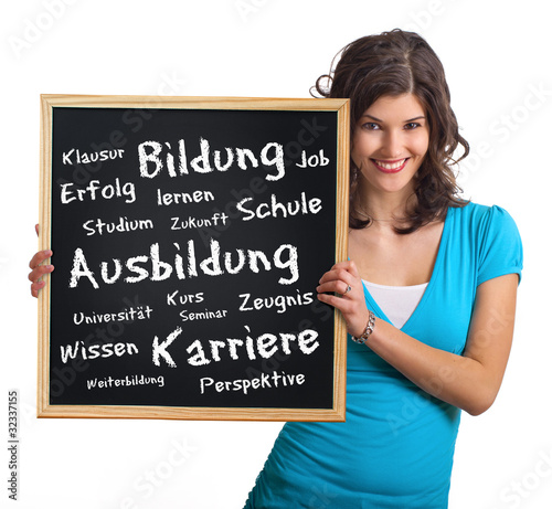 Photo: Studentin mit beschriebener Tafel ums Thema Bildung Studentin mit beschriebener Tafel ums Thema Bildung