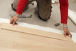 mains posant parquet en chêne semi-massif mains posant parquet en chêne semi-massif