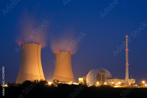 Foto: Kernkraftwerk Grohnde in Niedersachsen, Nuclear power plant Kernkraftwerk Grohnde in Niedersachsen, Nuclear power plant