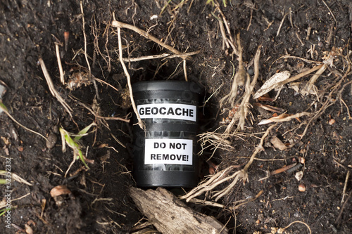 Photo: Geocache im Versteck (Erdloch) Geocache im Versteck (Erdloch)