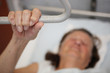 krankenhaus, hand einer seniorin,griff