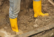 Gelbe Gummistiefel in Wasserschaden