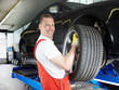 Foto: Motor mechanic is changing a summer tyre in a garage Motor mechanic is changing a summer tyre in a garage