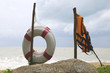 Rettungsringe und Rettungsweste am Strand