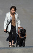Femme et son chien guide