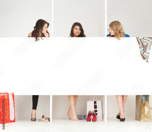 Foto: girls looking clothes in wordrobe girls looking clothes in wordrobe