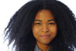 portrait d'une jeune femme métisse
