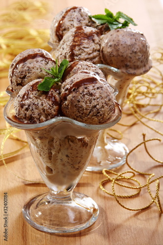Photo: Peppermint ice cream with chocolate sauce and mint in a vertical Peppermint ice cream with chocolate sauce and mint in a vertical