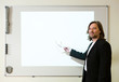 Foto: man makeing a presentation with empty projector screen man makeing a presentation with empty projector screen