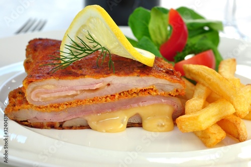 Photo: Cordon Bleu mit Pommes und Salat Cordon Bleu mit Pommes und Salat